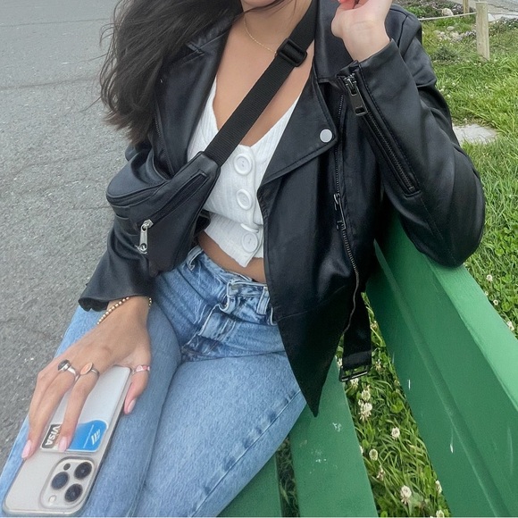 White Ribbed Button-Up Crop Top! - Picture 4 of 4